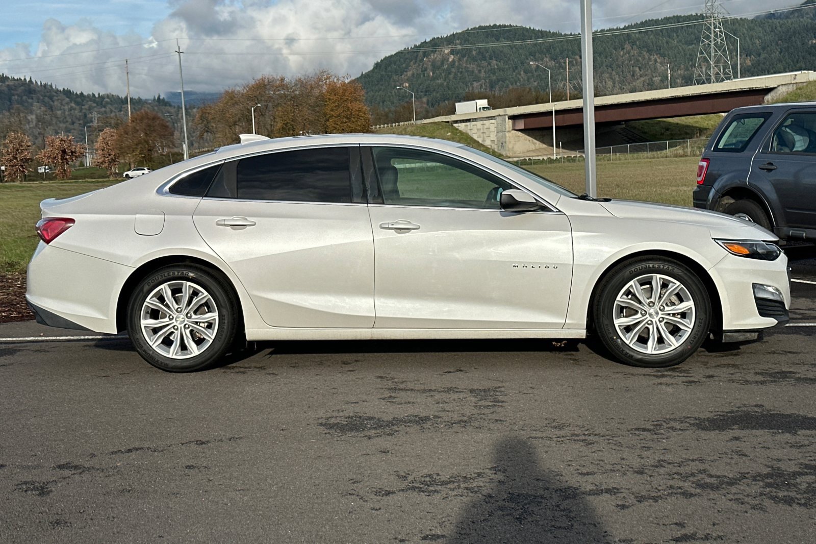 Used 2019 Chevrolet Malibu Hybrid w/ Leather Package image 2