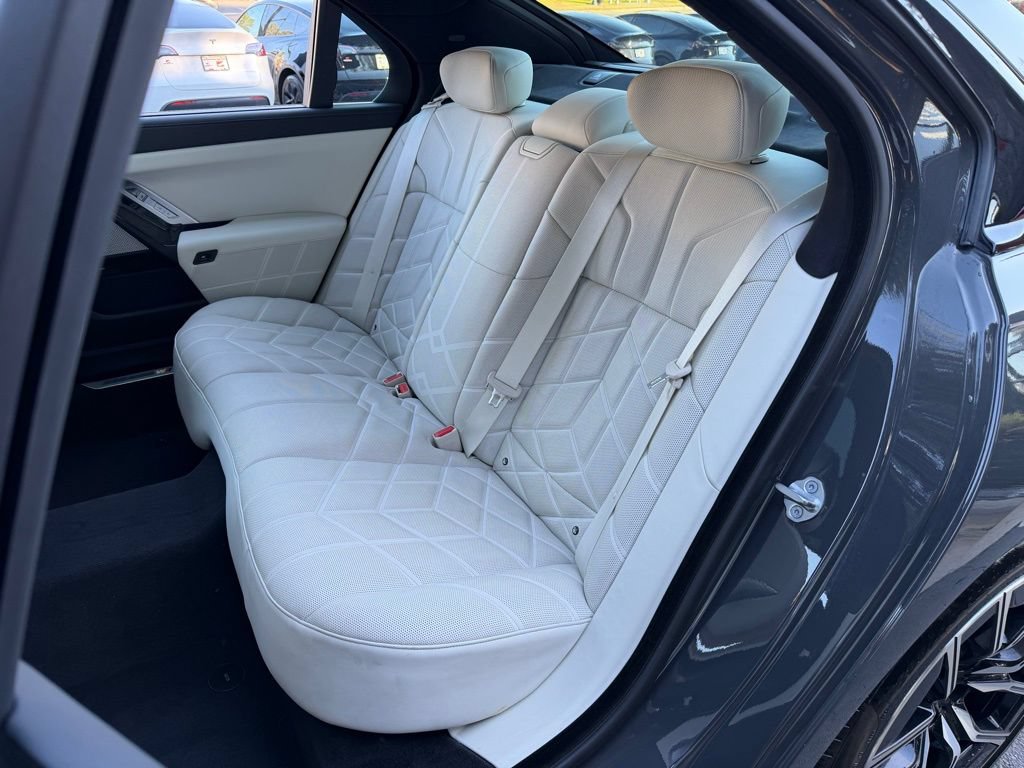 Used 2023 BMW 760i xDrive w/ Executive Package AWD/4WD image 30