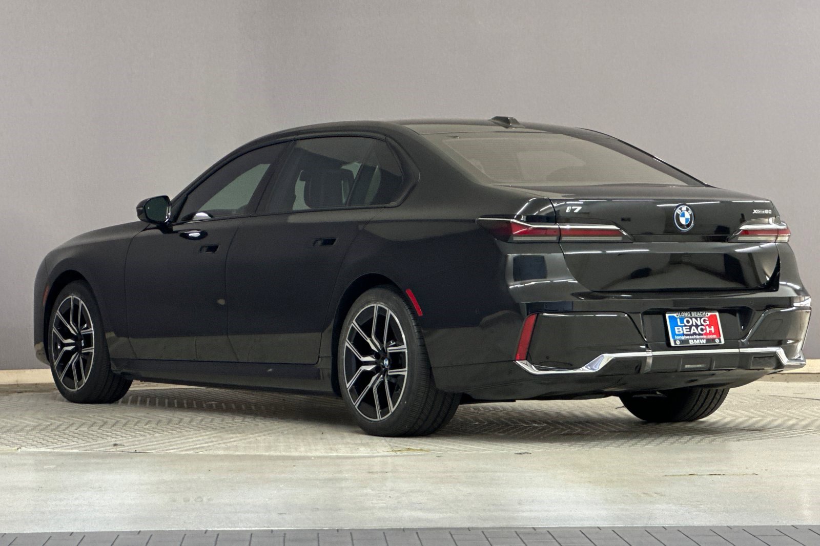 Certified 2023 BMW i7 xDrive60 w/ Executive Package 2 AWD/4WD image 3