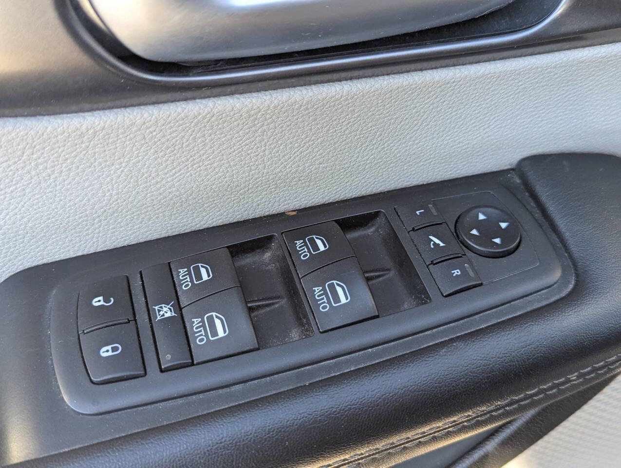 Used 2018 Chrysler Pacifica Limited image 27