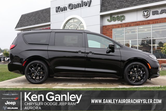 New 2026 Chrysler Pacifica Limited w/ Uconnect Theater Family Group