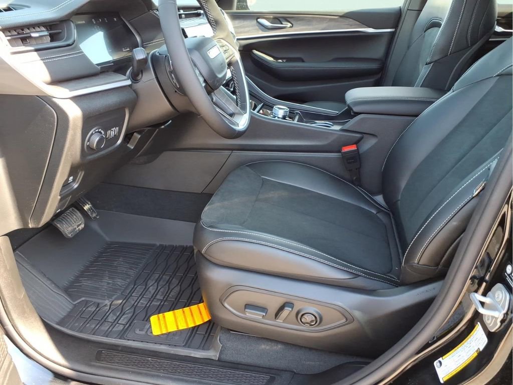 New 2026 Jeep Grand Cherokee Laredo image 13