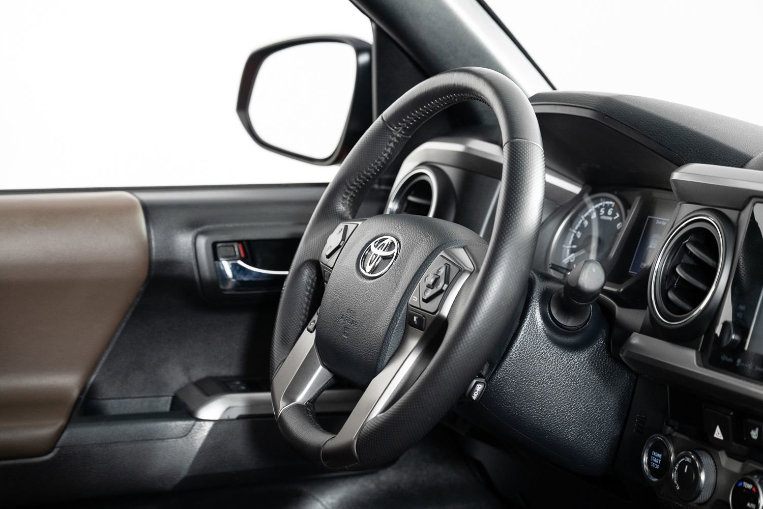 Used 2017 Toyota Tacoma Limited image 24