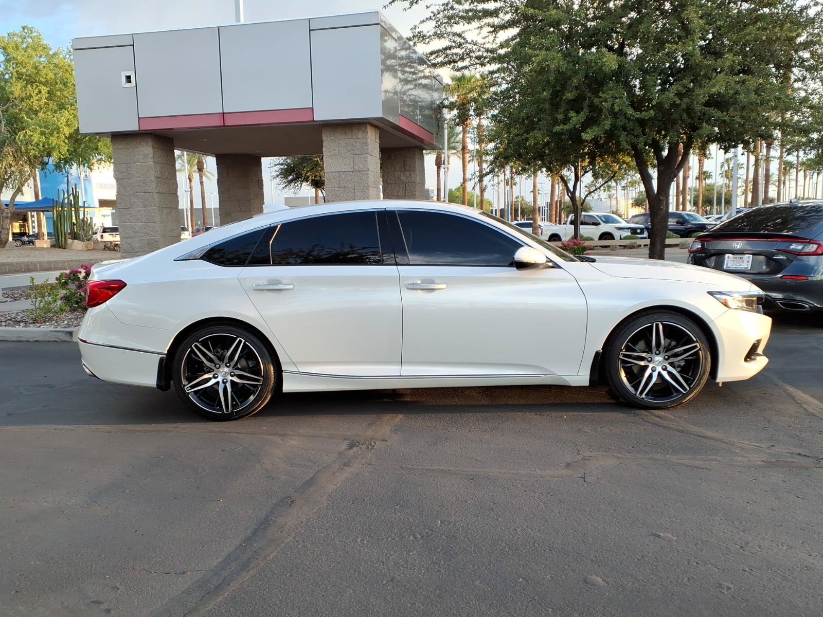 Used 2022 Honda Accord Touring image 3