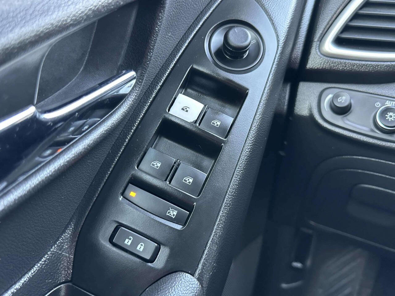 Used 2019 Chevrolet Trax LT w/ LT Convenience Package FWD image 27