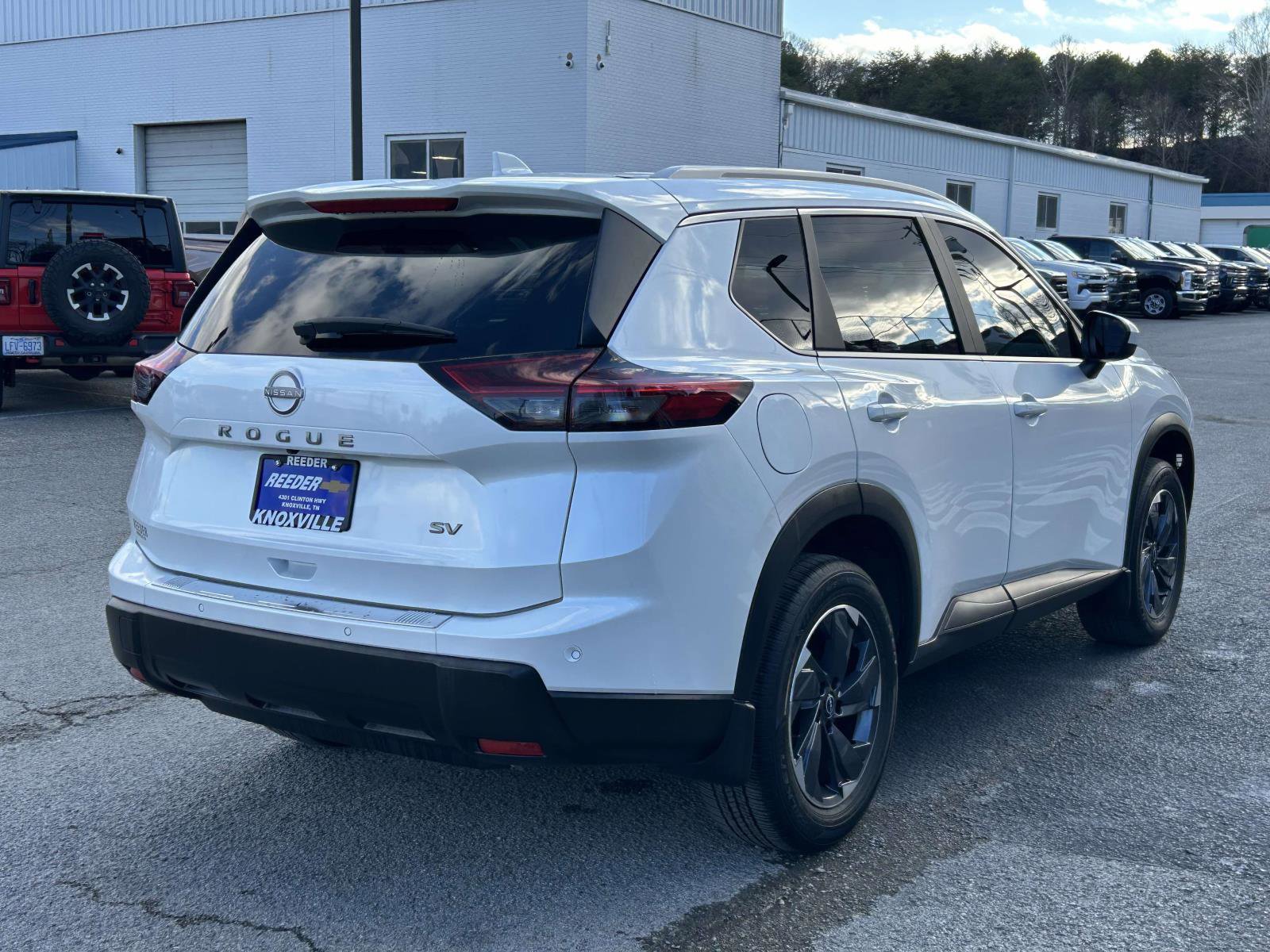 Used 2024 Nissan Rogue SV w/ SV Premium Package image 3