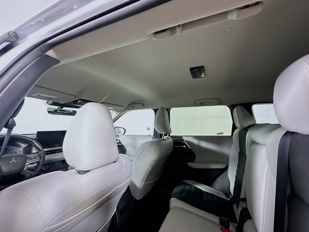 Used 2025 Mitsubishi Outlander SE FWD image 13