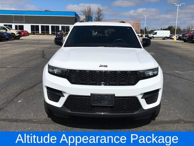 Used 2023 Jeep Grand Cherokee Altitude AWD/4WD image 2