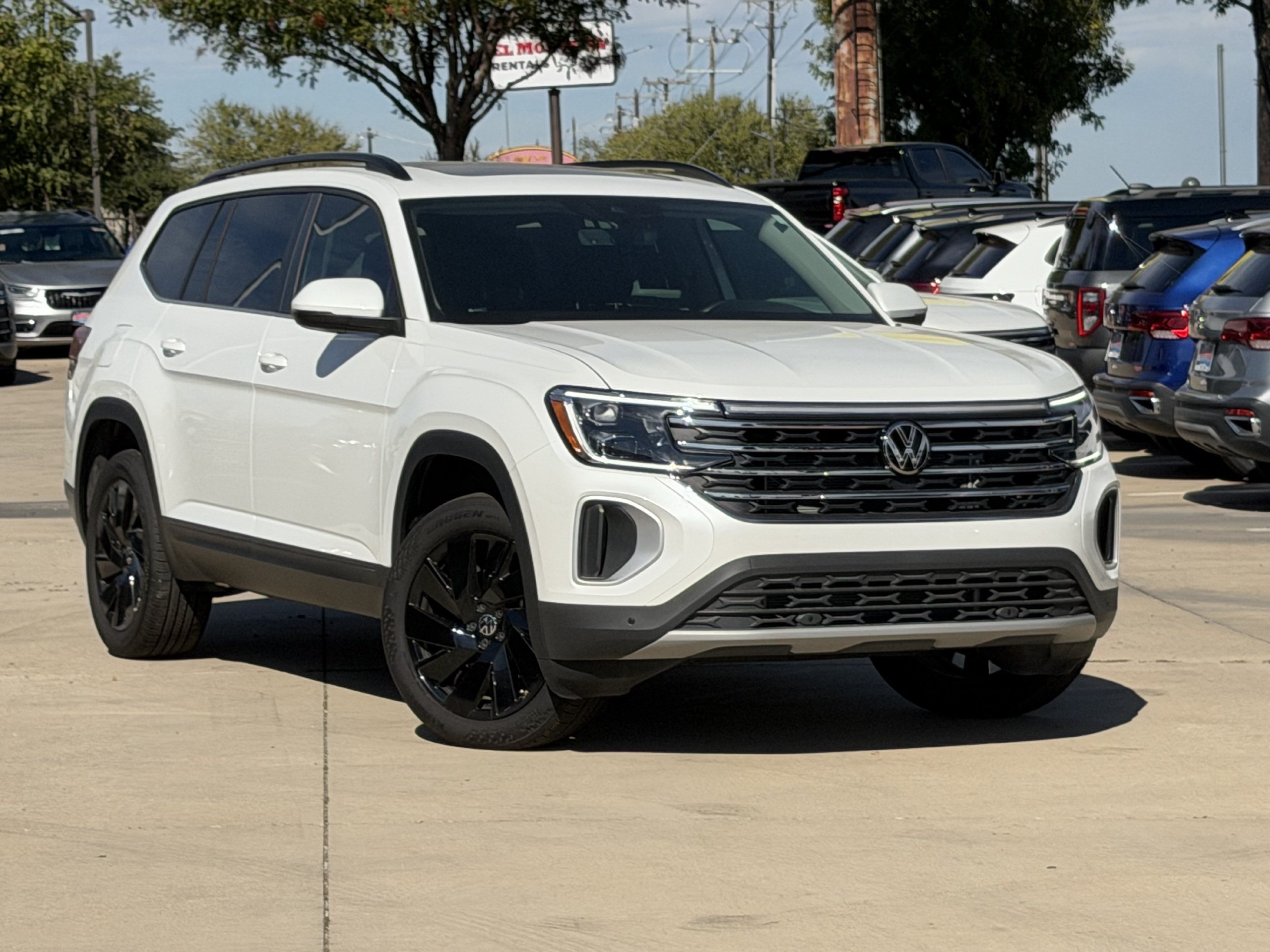 Certified 2026 Volkswagen Atlas SE FWD image 2