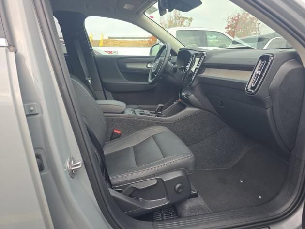 Used 2025 Volvo XC40 B5 Core image 10