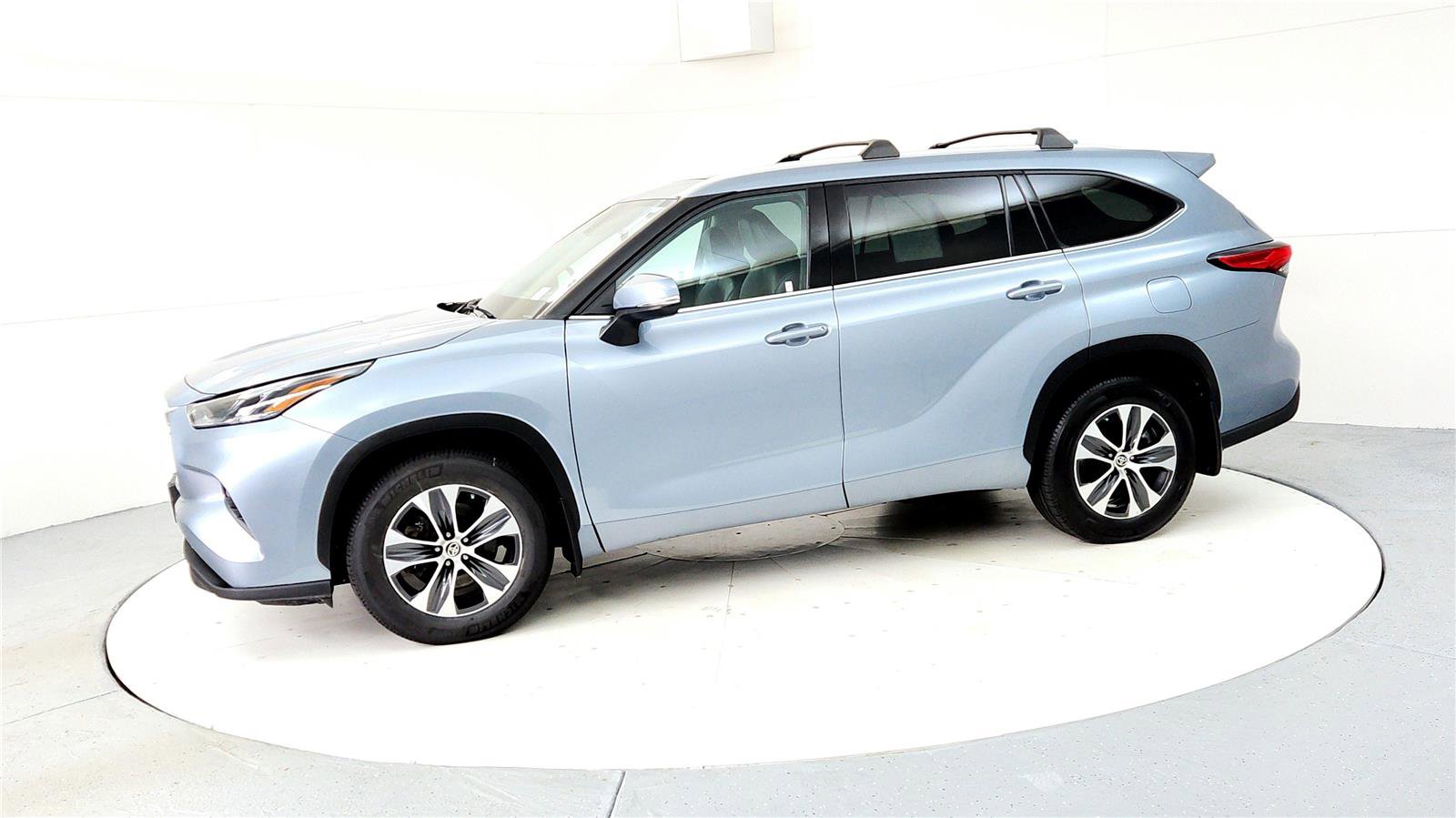Certified 2022 Toyota Highlander XLE image 3