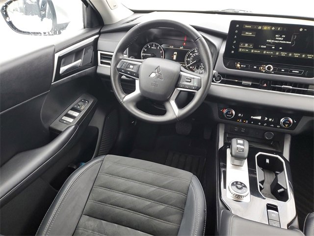 Used 2025 Mitsubishi Outlander SE image 15
