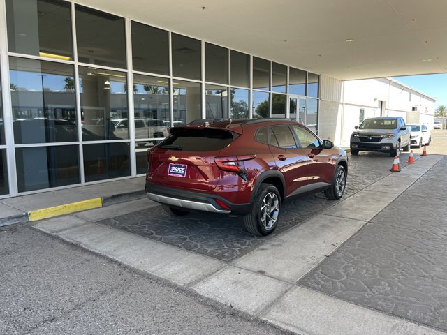 Used 2025 Chevrolet Trax LT w/ LT Convenience Package image 6
