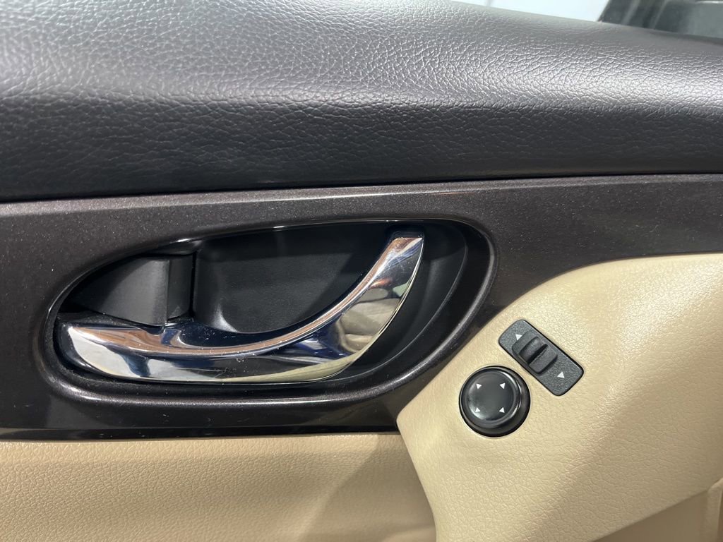 Used 2020 Nissan Rogue SV AWD/4WD image 14