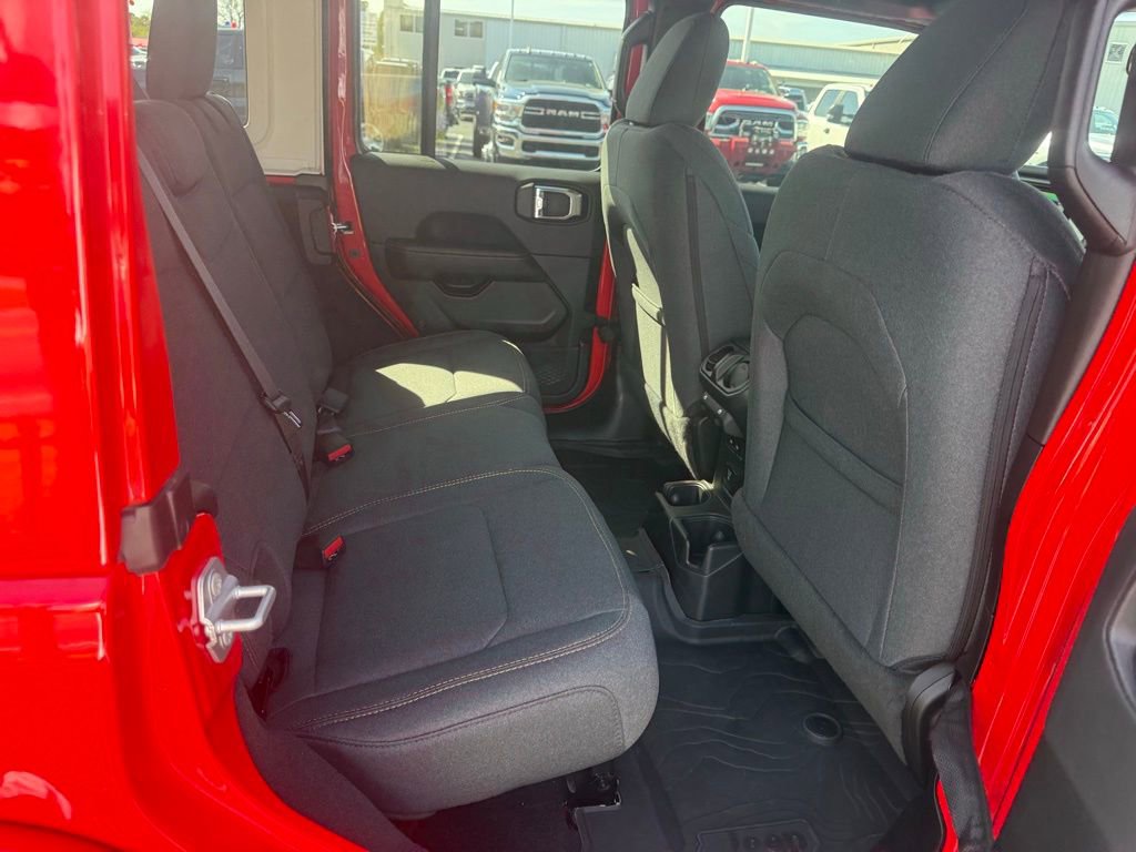 Used 2025 Jeep Wrangler Sahara image 14