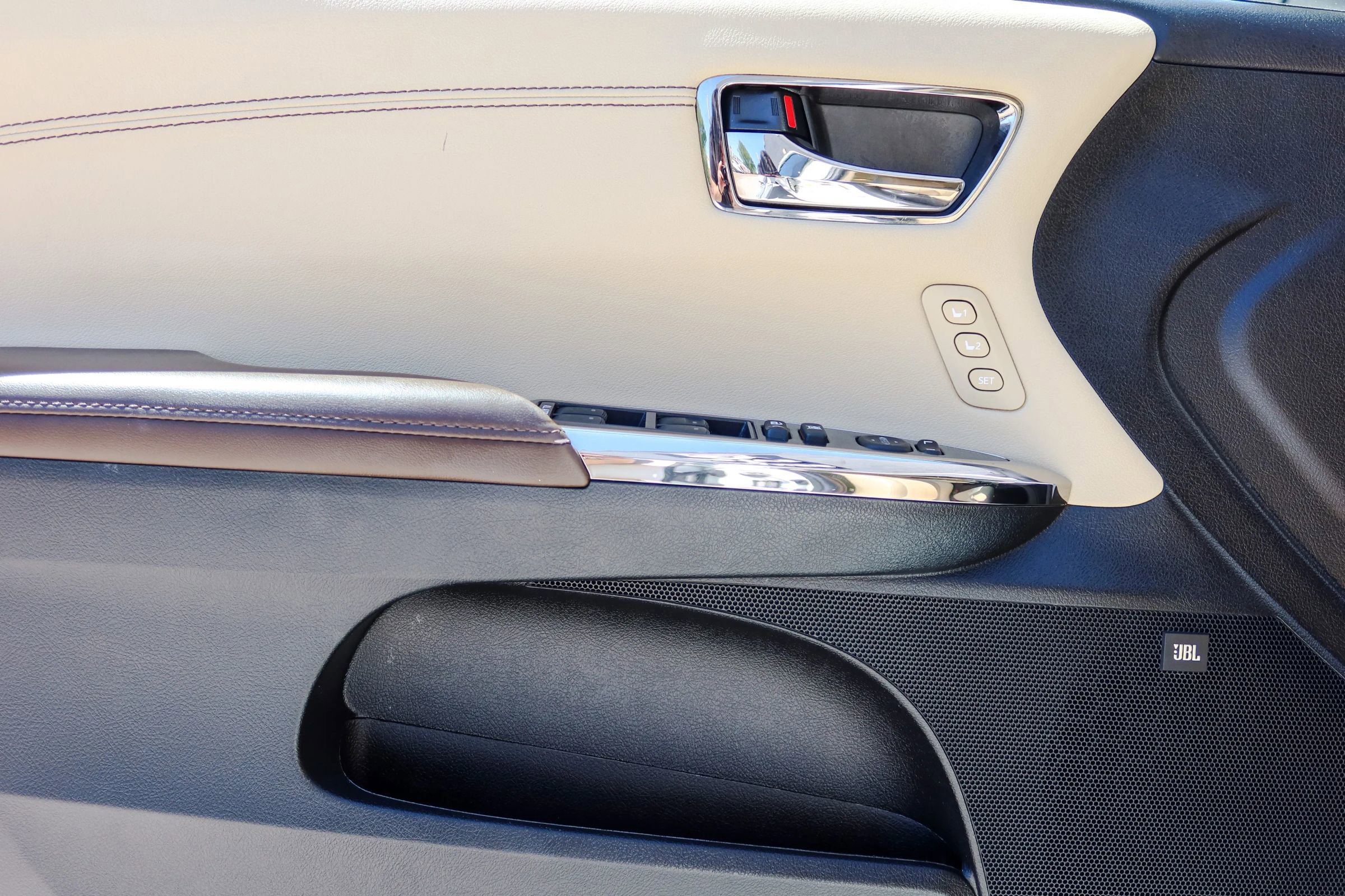 Used 2016 Toyota Avalon Limited w/ Toyota Safety Sense Package FWD image 9