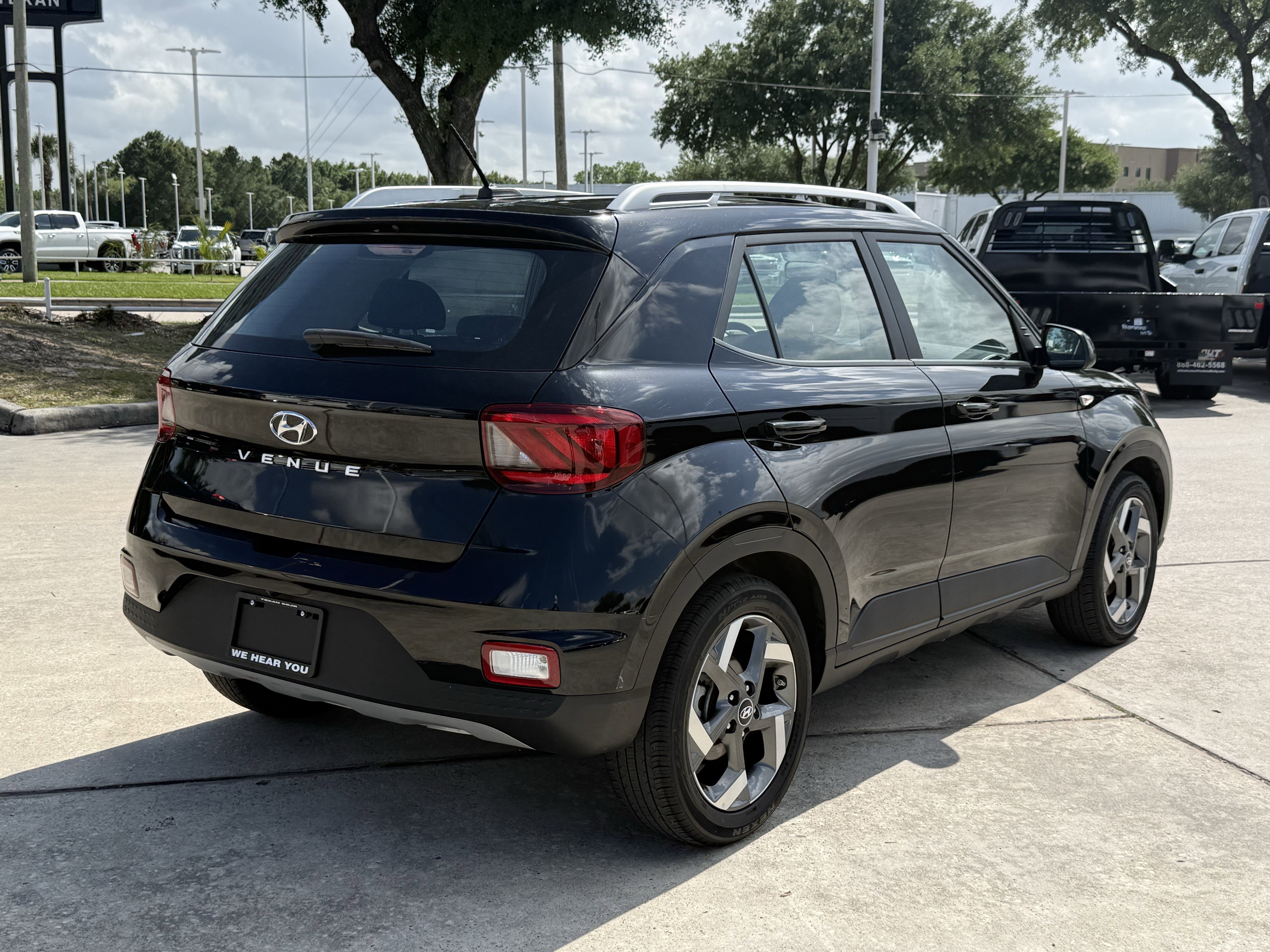Used 2025 Hyundai Venue SEL FWD image 5