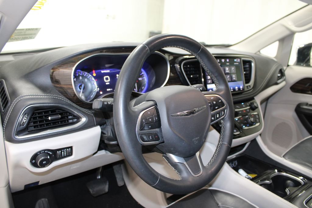 Used 2023 Chrysler Pacifica Limited FWD image 16