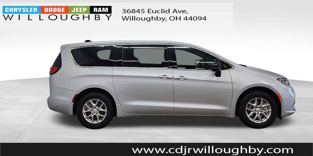 New 2026 Chrysler Pacifica Select image 4