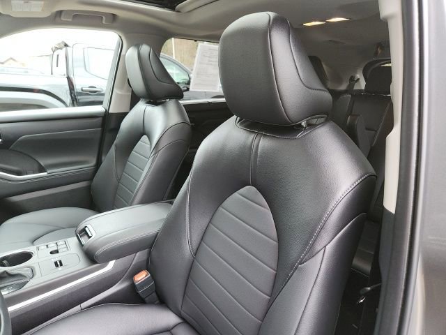 Certified 2025 Toyota Highlander XLE image 16