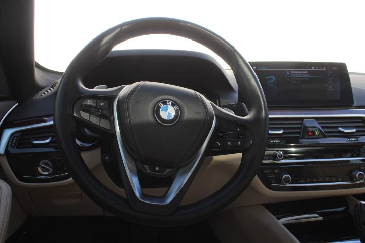 Used 2020 BMW 530e xDrive w/ Premium Package image 27
