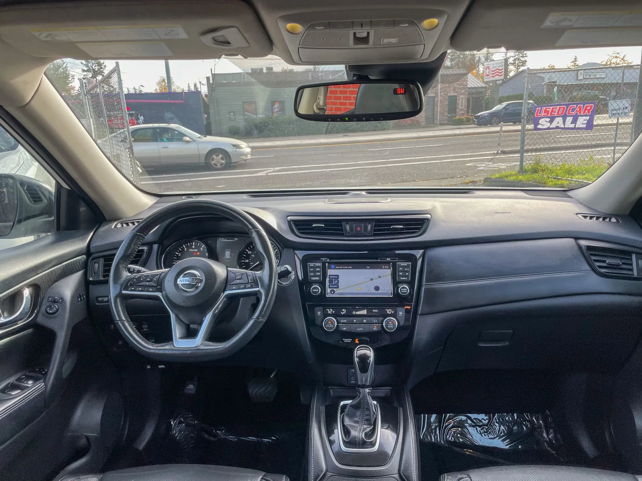 Used 2017 Nissan Rogue SL w/ SL Premium Package image 3