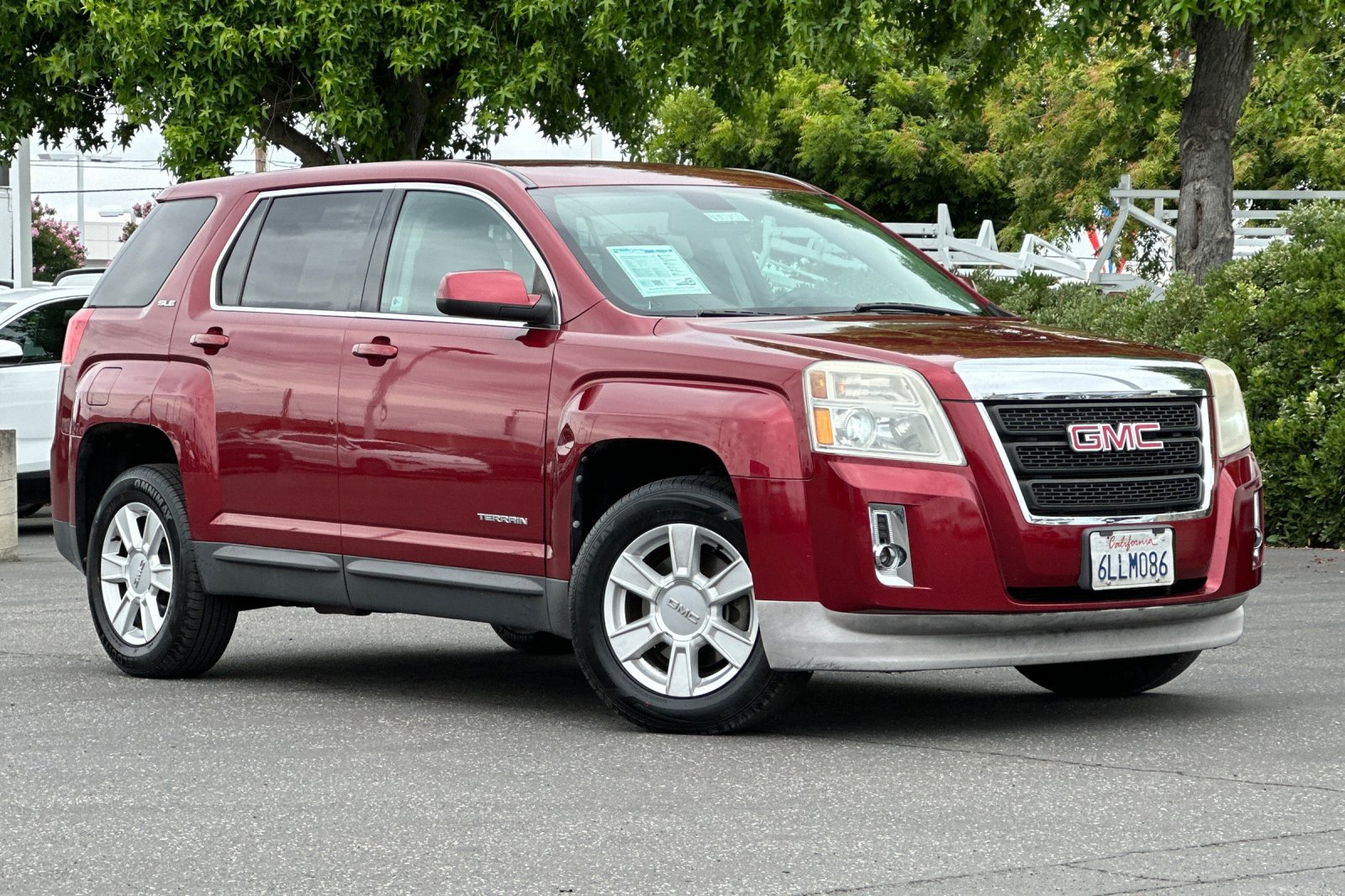 Used 2010 GMC Terrain SLE FWD image 2