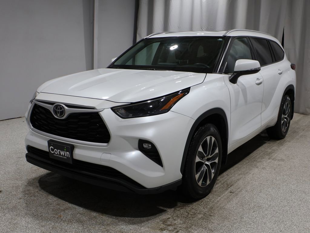 Certified 2022 Toyota Highlander XLE image 6