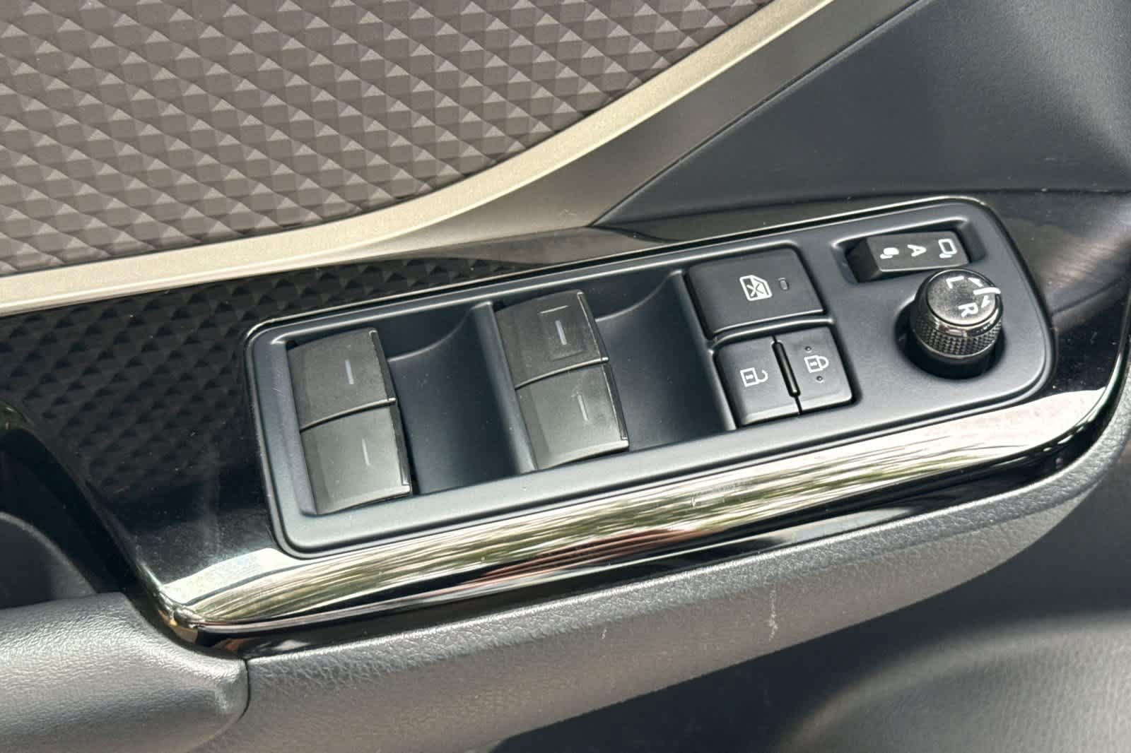 Used 2022 Toyota C-HR Limited FWD image 13