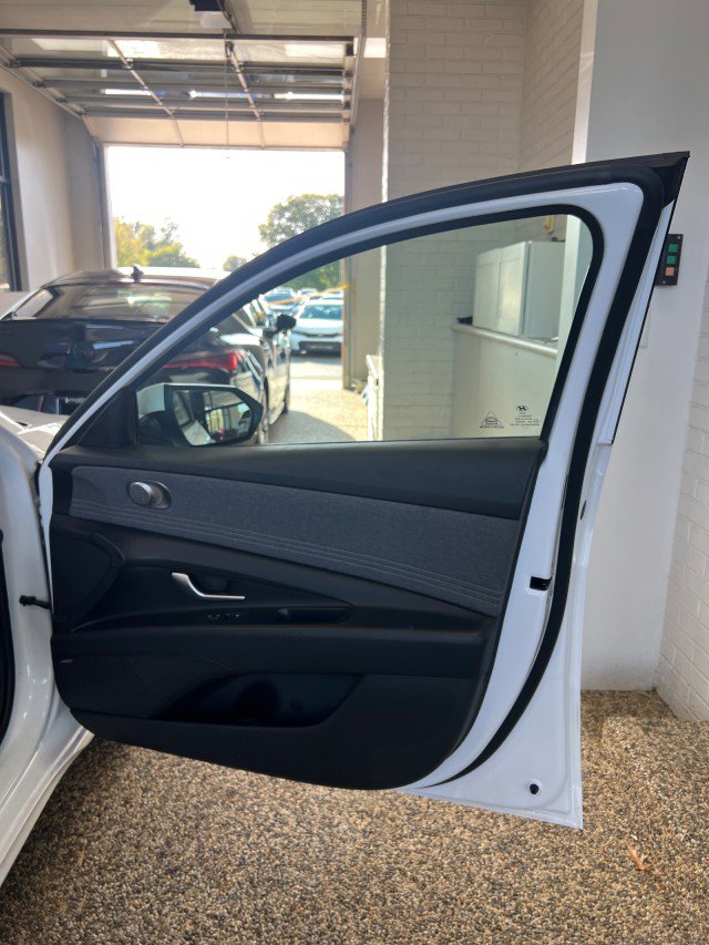 Used 2021 Hyundai Elantra Limited image 13