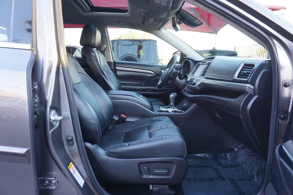 Used 2017 Toyota Highlander SE FWD image 21