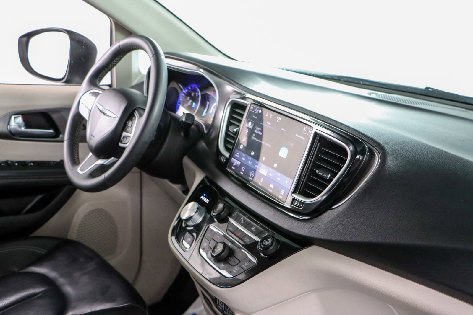 Used 2023 Chrysler Pacifica Touring-L image 26