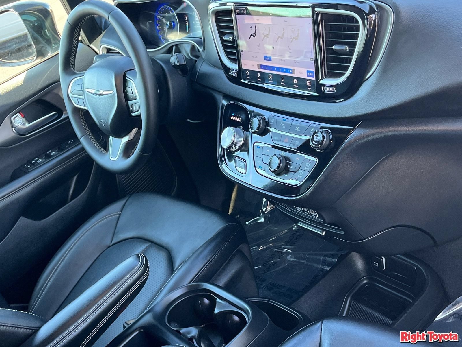Used 2025 Chrysler Pacifica Select FWD image 12