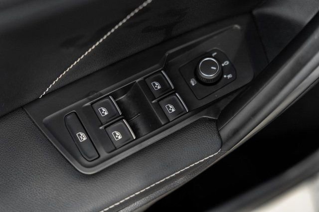 Used 2022 Volkswagen Tiguan SE w/ Panoramic Sunroof Package image 37