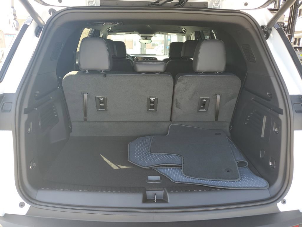 New 2026 Chevrolet Traverse LT w/ Midnight/Sport Edition FWD image 9