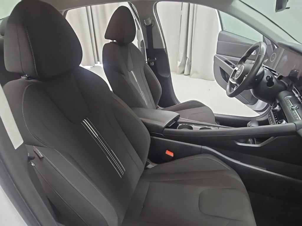 Used 2025 Hyundai Elantra SEL FWD image 22