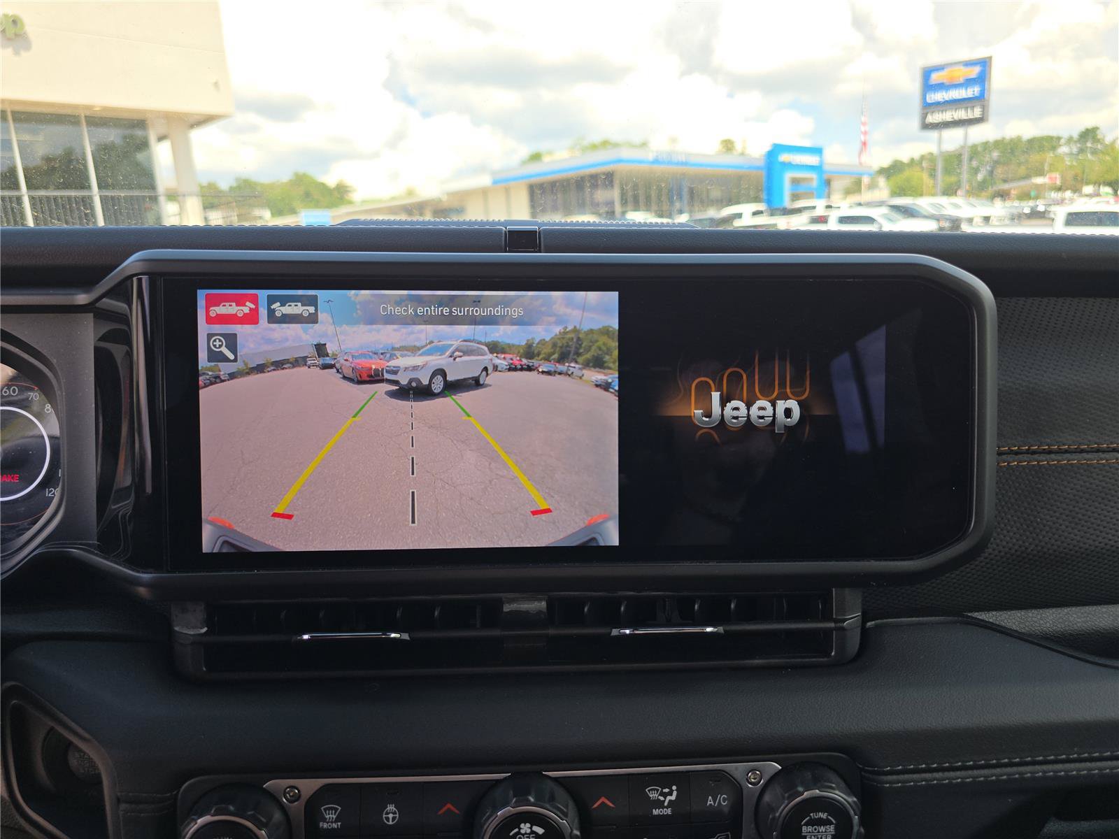 Used 2024 Jeep Gladiator Mojave w/ Technology Group AWD/4WD image 26