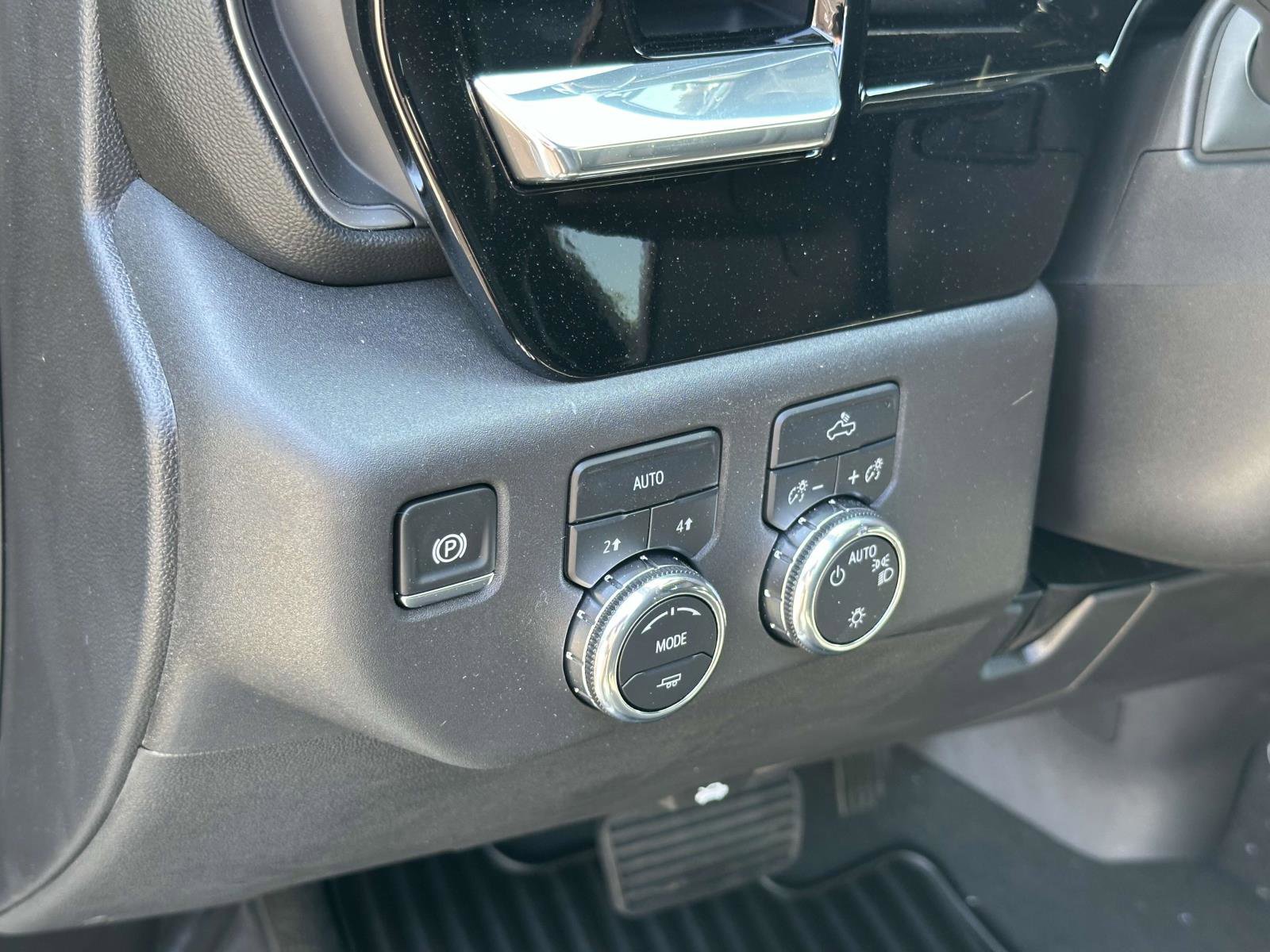 New 2025 GMC Sierra 1500 SLE w/ Preferred Package image 17