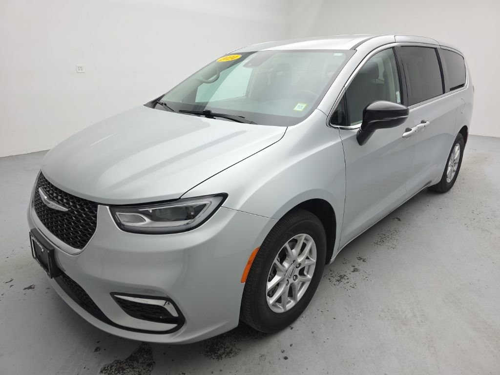 Used 2024 Chrysler Pacifica Touring-L image 6