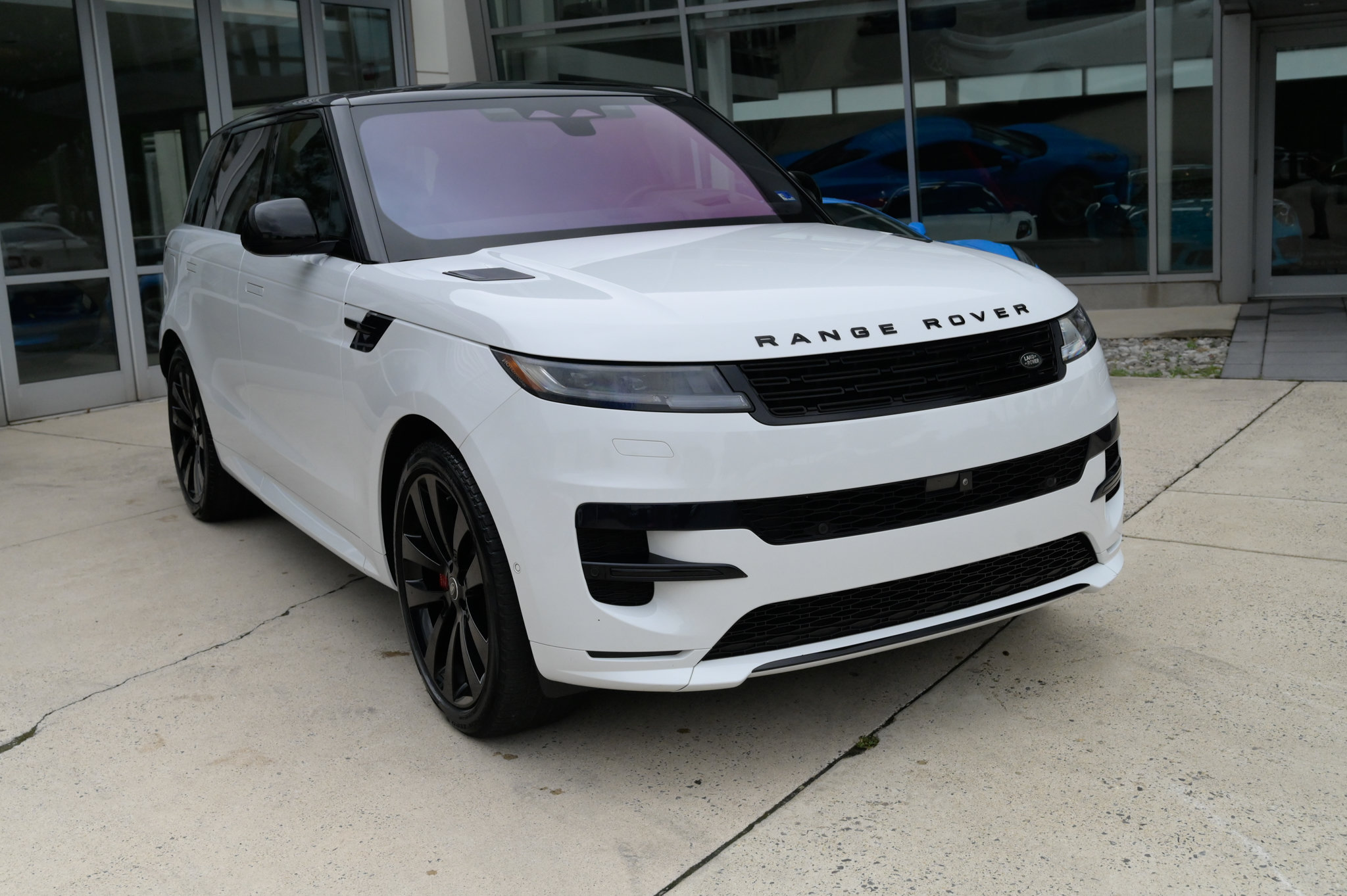 Used 2023 Land Rover Range Rover Sport SE Dynamic AWD/4WD image 3