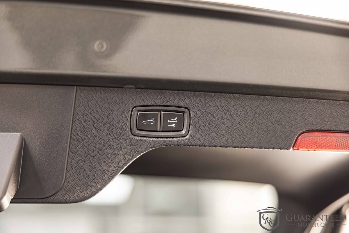 Used 2025 Porsche Macan Turbo Electric AWD/4WD image 18