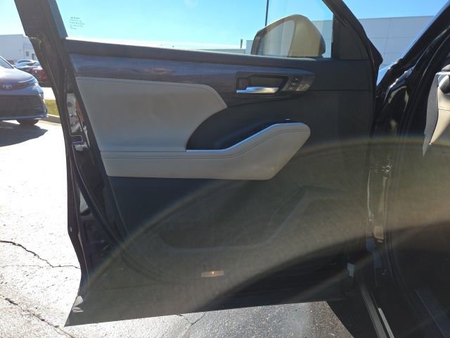 Used 2023 Toyota Highlander Limited image 10
