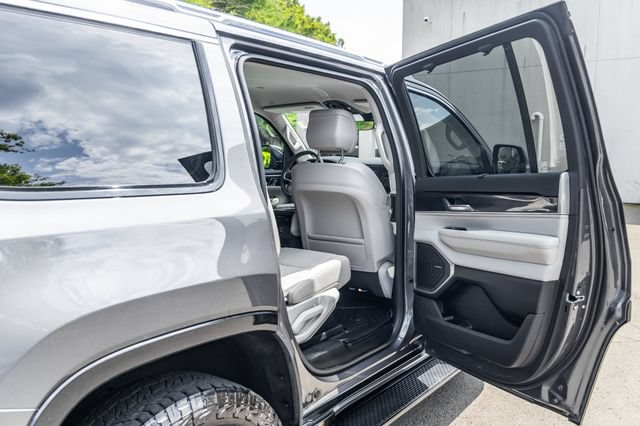Used 2024 Jeep Wagoneer 4WD w/ Convenience Group I image 17