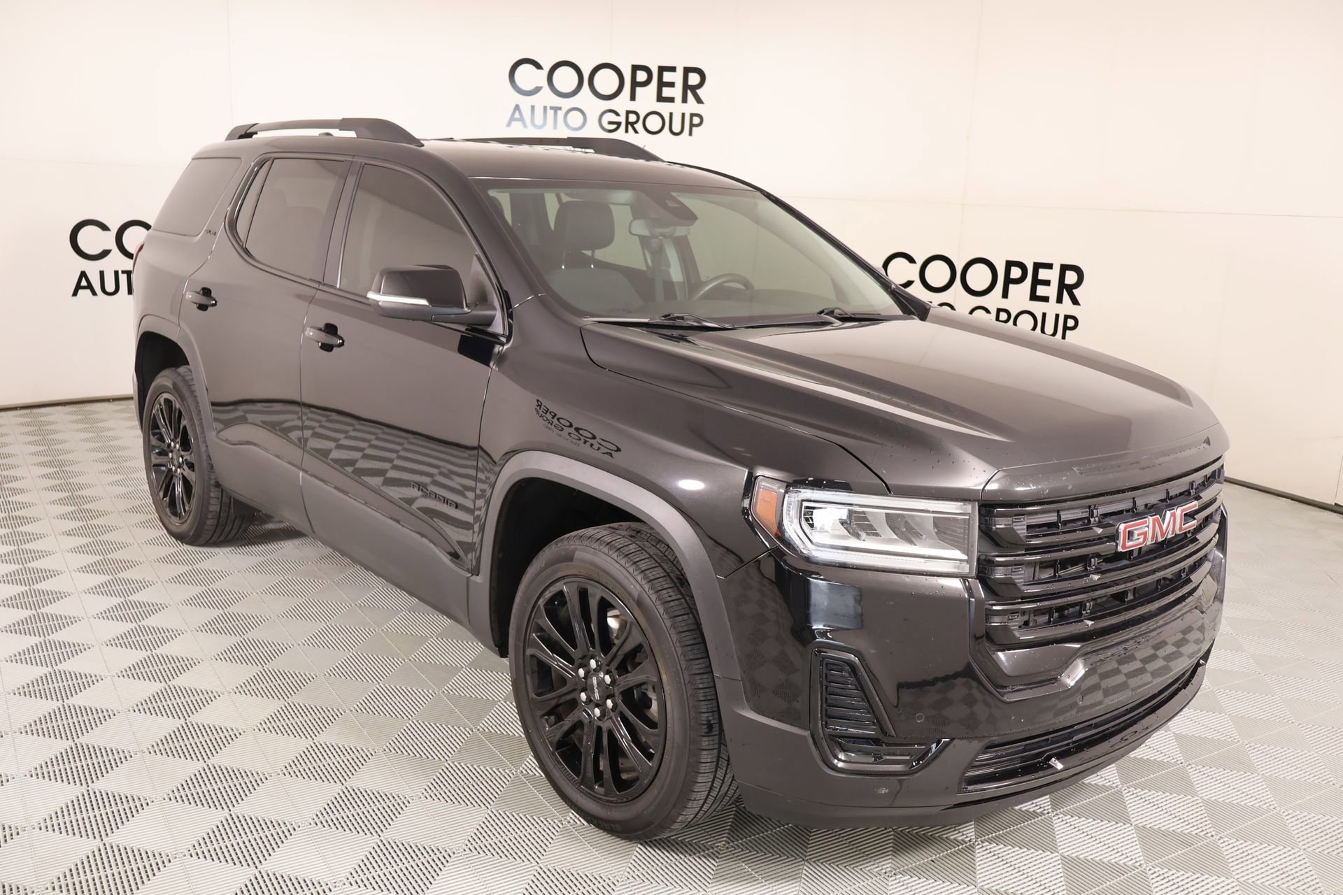 Used 2023 GMC Acadia SLE w/ Driver Convenience Package FWD image 1