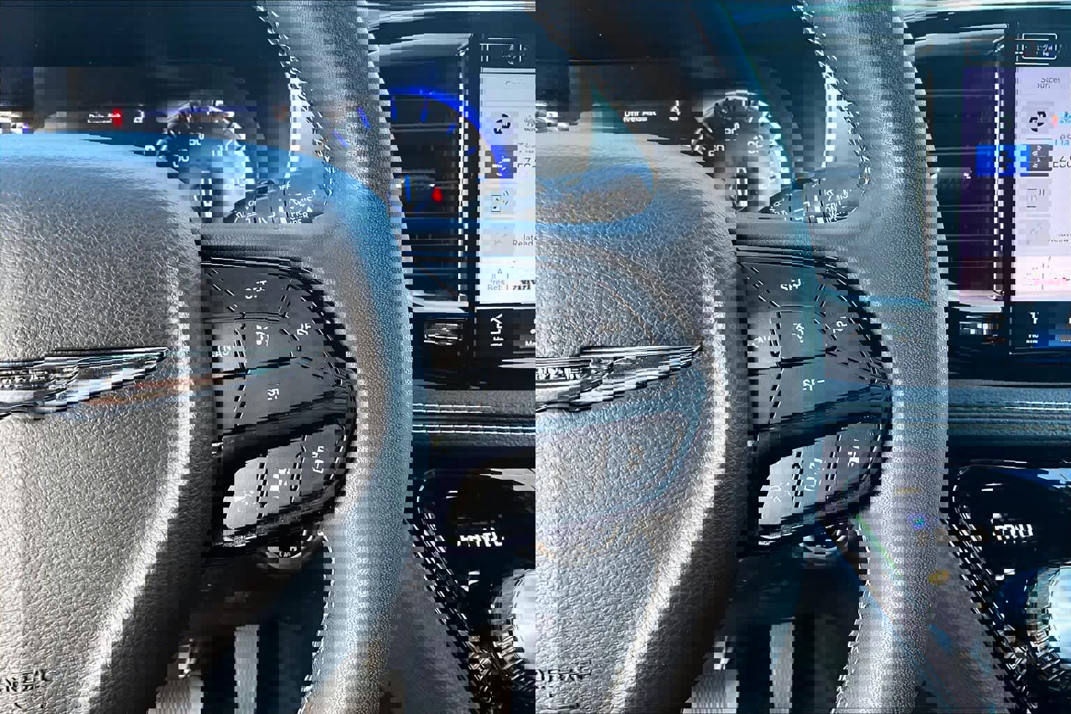 Used 2023 Chrysler Pacifica Touring image 25