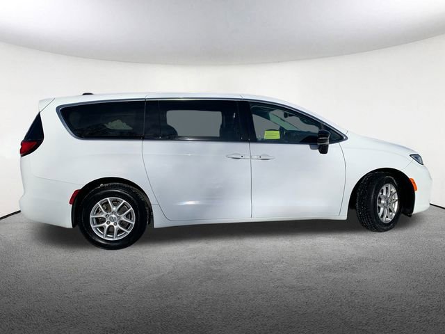 Used 2024 Chrysler Pacifica Touring-L image 15