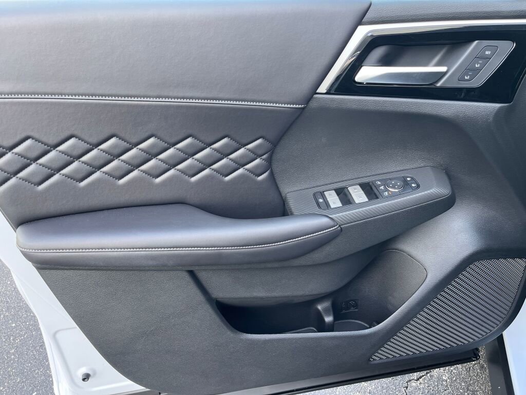 New 2025 Mitsubishi Outlander SEL Black Edition image 11