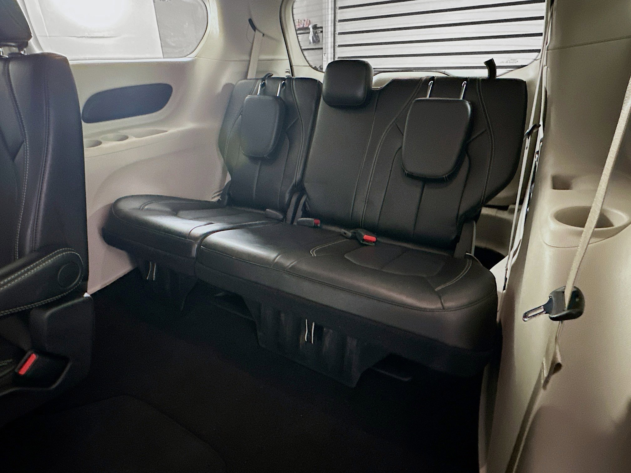 Used 2024 Chrysler Pacifica Touring-L image 27