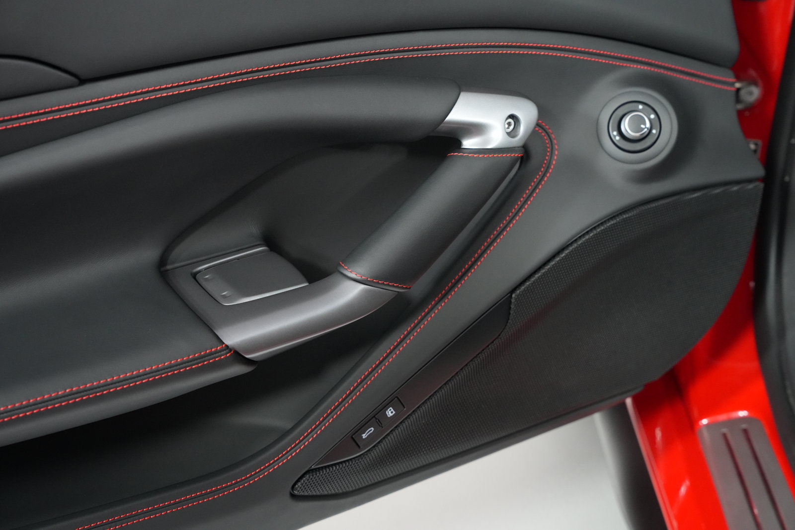 Used 2022 Ferrari F8 Spider RWD image 29