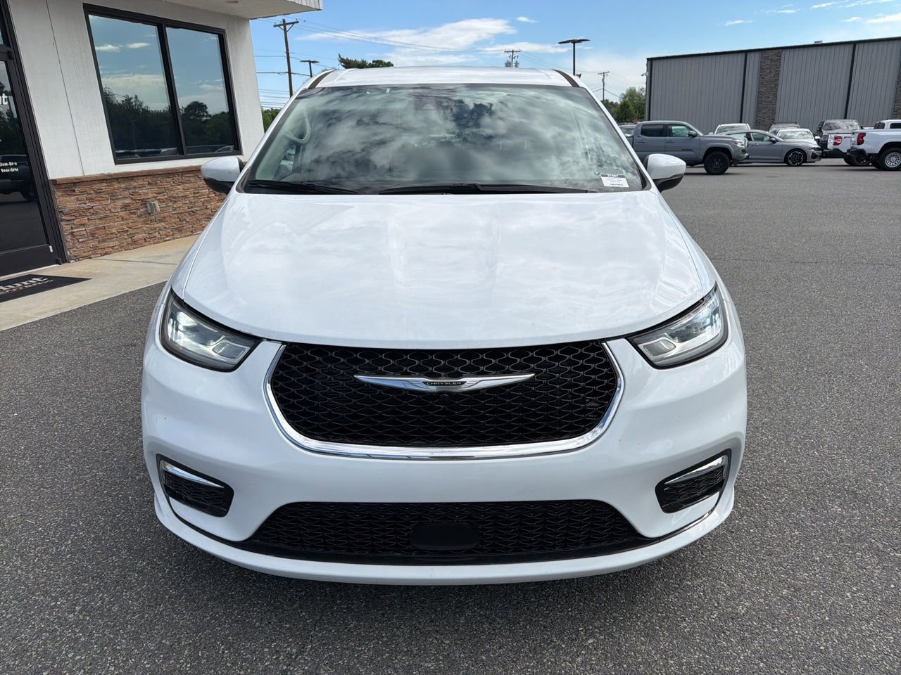 Used 2023 Chrysler Pacifica Touring-L image 9